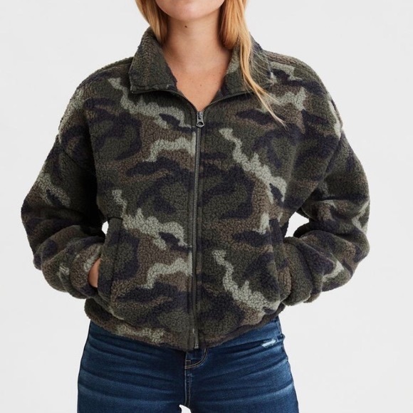 American Eagle Outfitters Jackets \u0026 Coats | American Eagle Cropped Camo Fleece Jacket | Color: Green | Size: L | Sam_Pennine's Closet